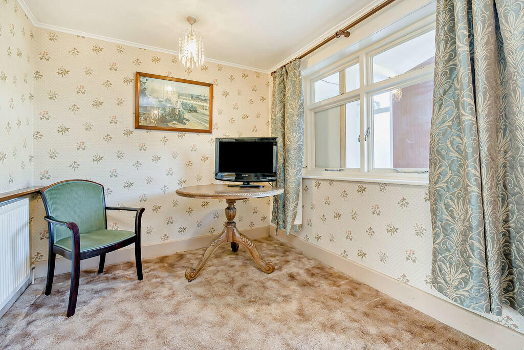 8665843-interior1...