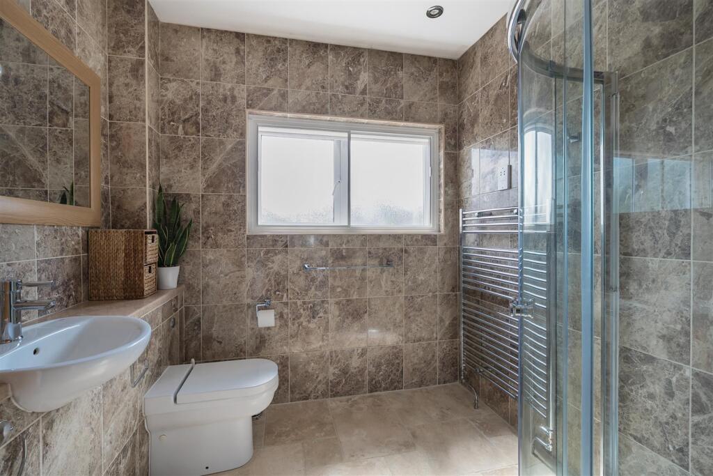 16 Craddocks ensuite.jpg