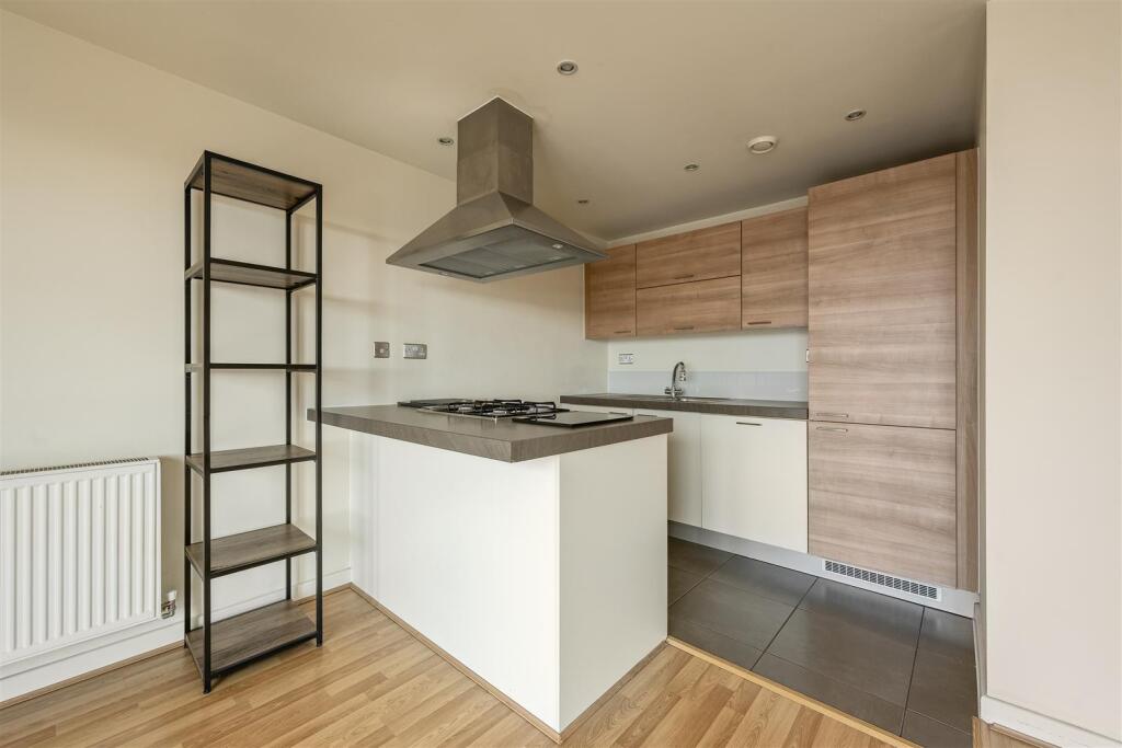 Queen Mary Avenue, E18