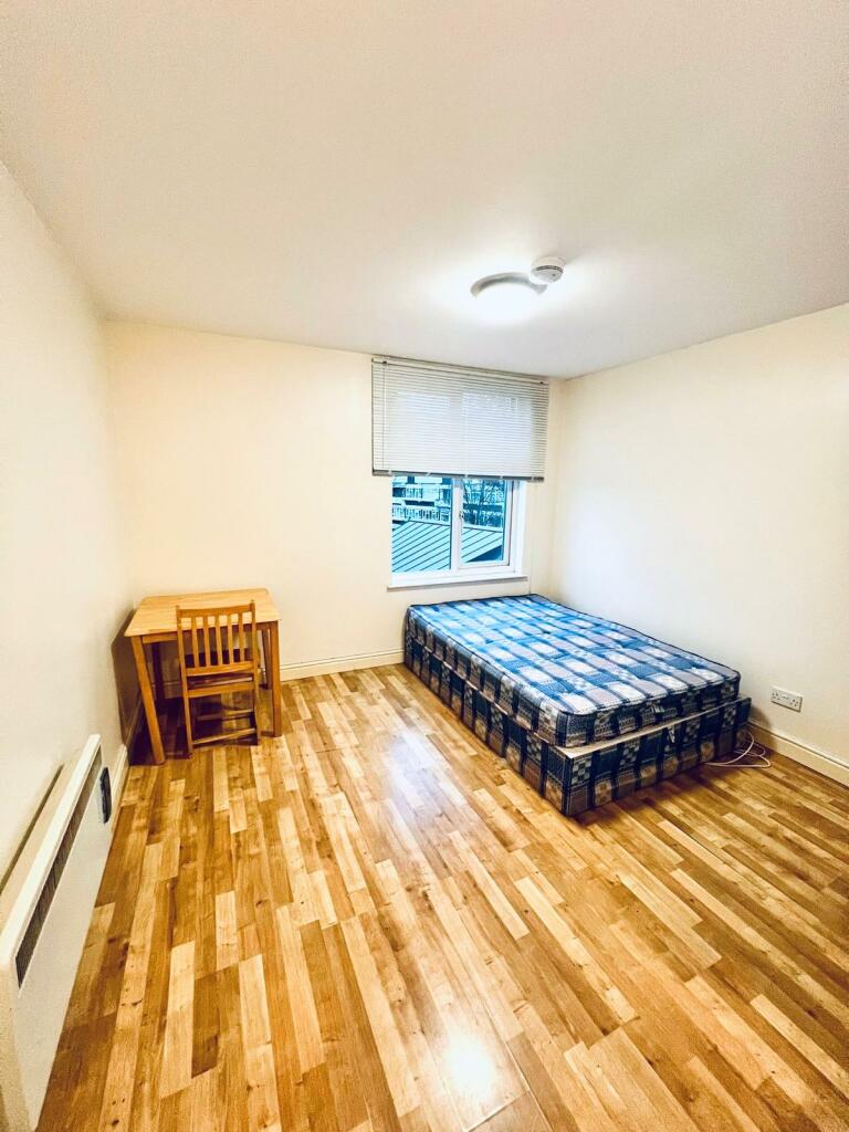 Cosy self-contained studio flat to let in Camberw