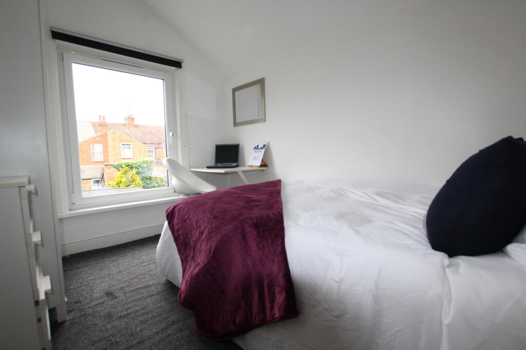 1 ROOM AVALIABLE IN 4 BEDROOMED STUDENT ACCOMMODA