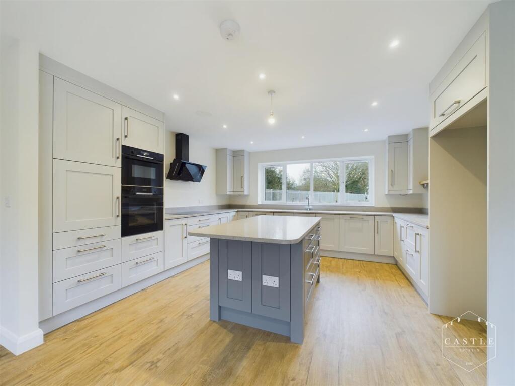 STUNNING OPEN PLAN LIVING / KITCHEN / DINING ROOM