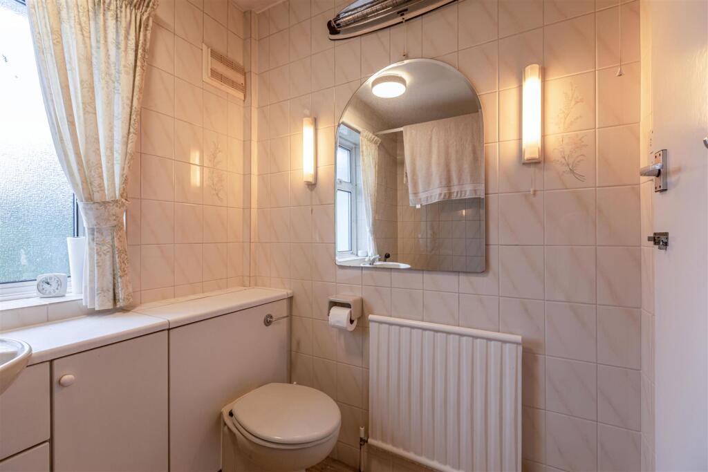 50 Petersham Avenue, Byfleet, KT14 7HY - 3.jpg