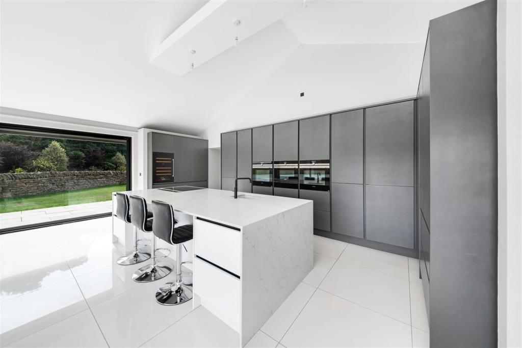 LIVING/DINING KITCHEN