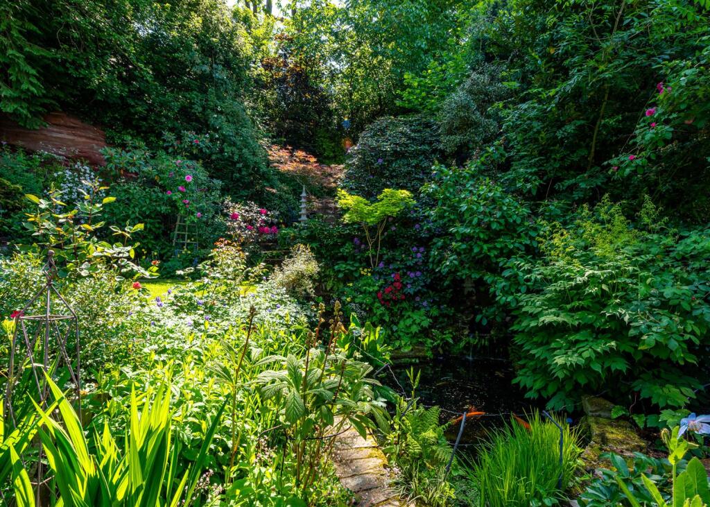 1 Castlecroft Lane-garden3.jpg