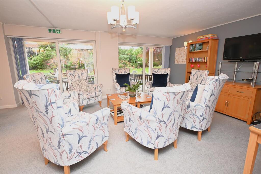 Communal lounge /dining area