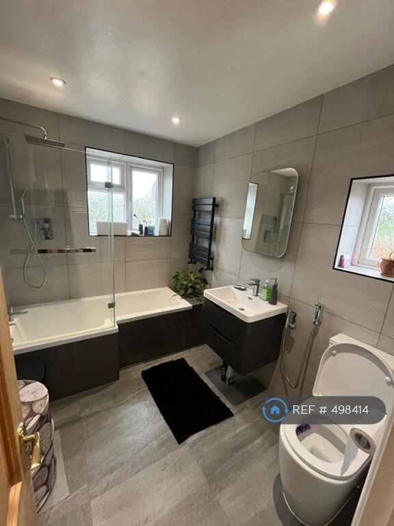 First Floor Main Bathroom
