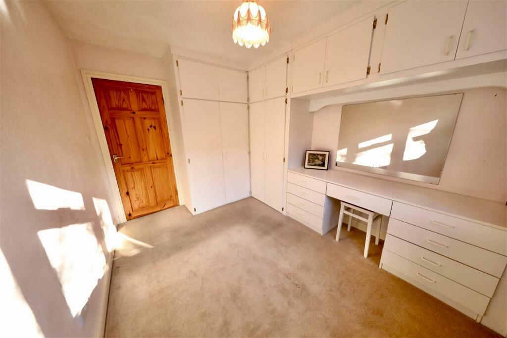 229 Hull Road - Bedroom b.jpg