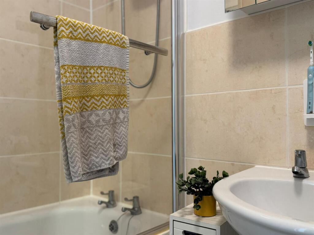 Family bathroom (2).jpg