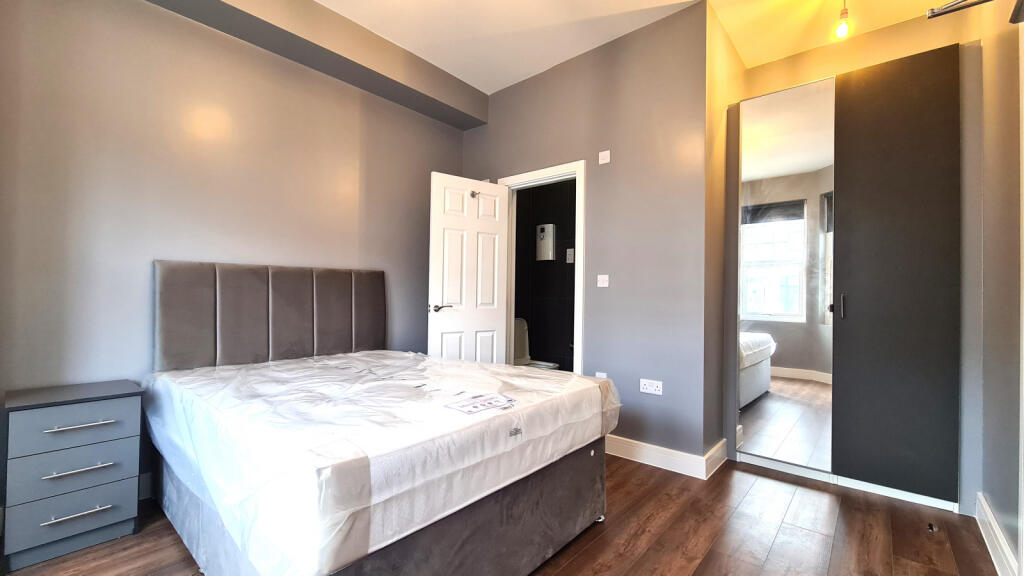 En-suite studio room with shared kitchen (SUITABL