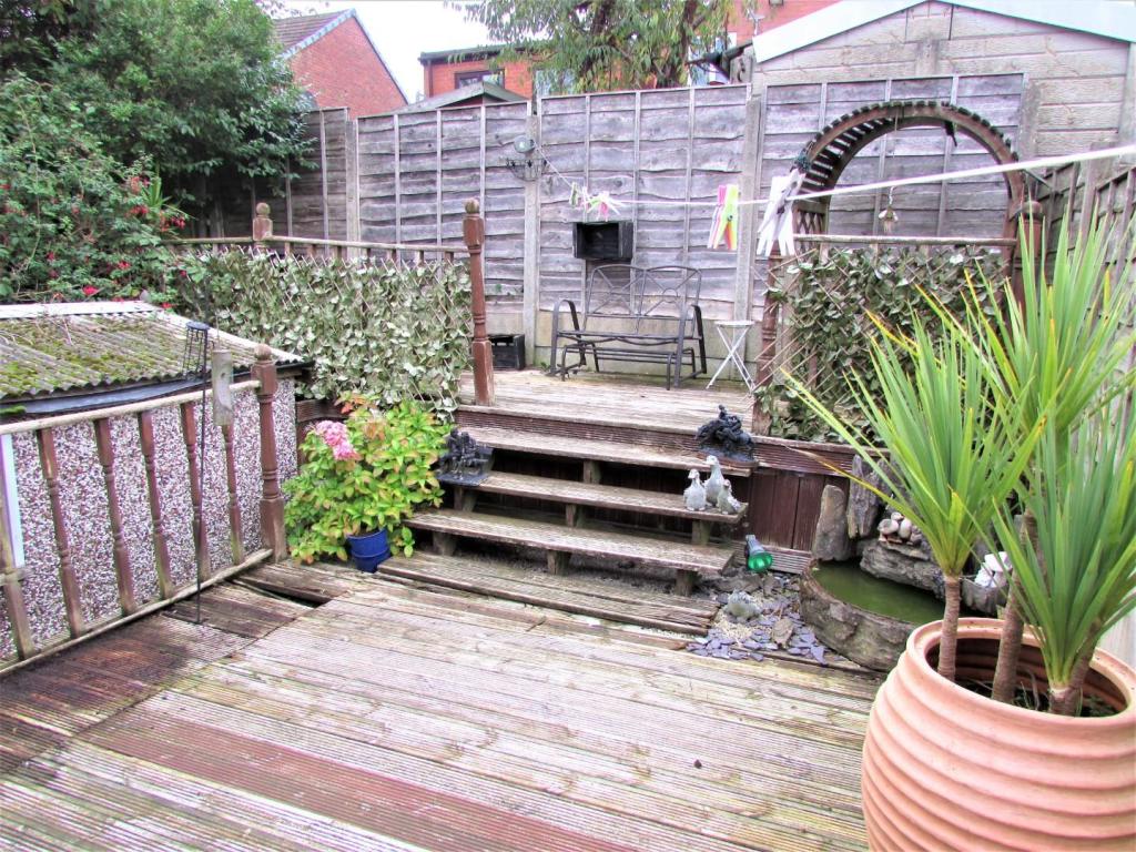 MiriamSt109gdn3.JPG