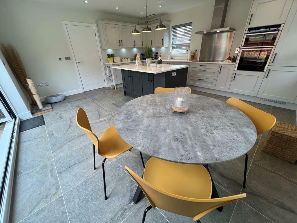 KITCHEN BREAKFAST ROOM