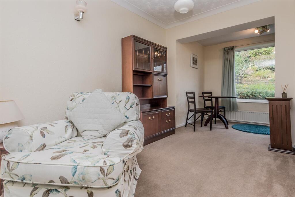 Living Room / Dining Area: