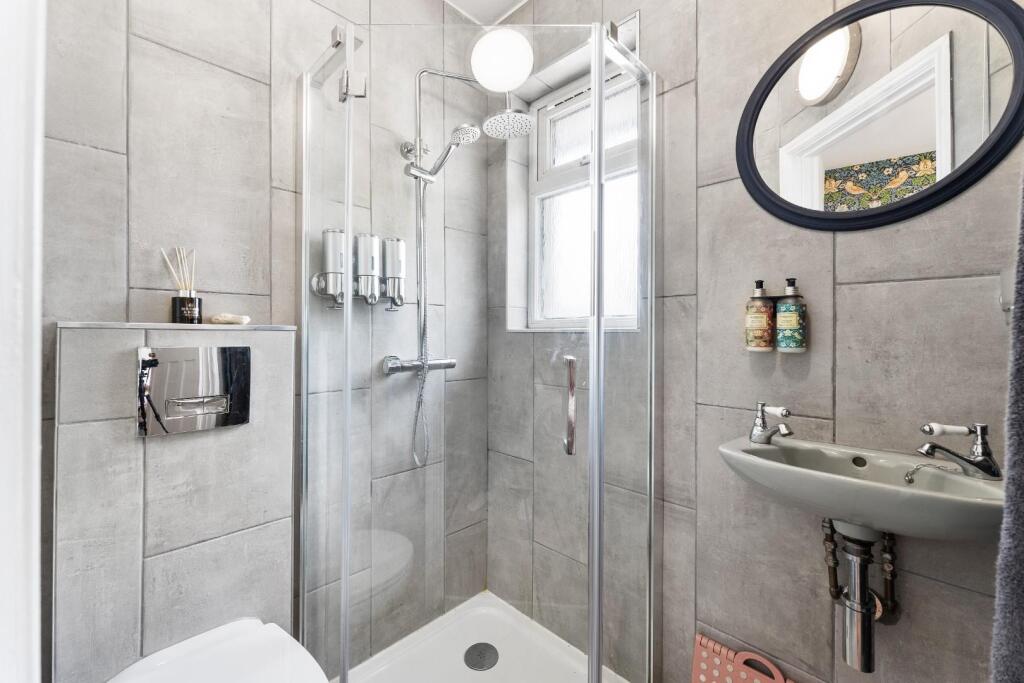 1.9 - ensuite.jpg