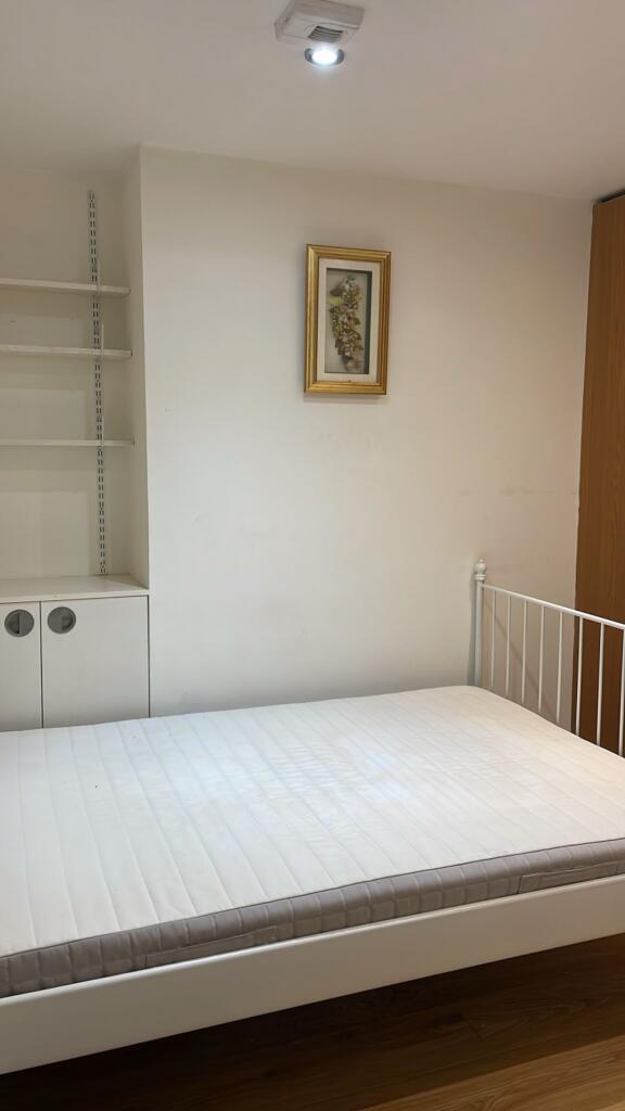 This inviting double bedroom features a spaciou...