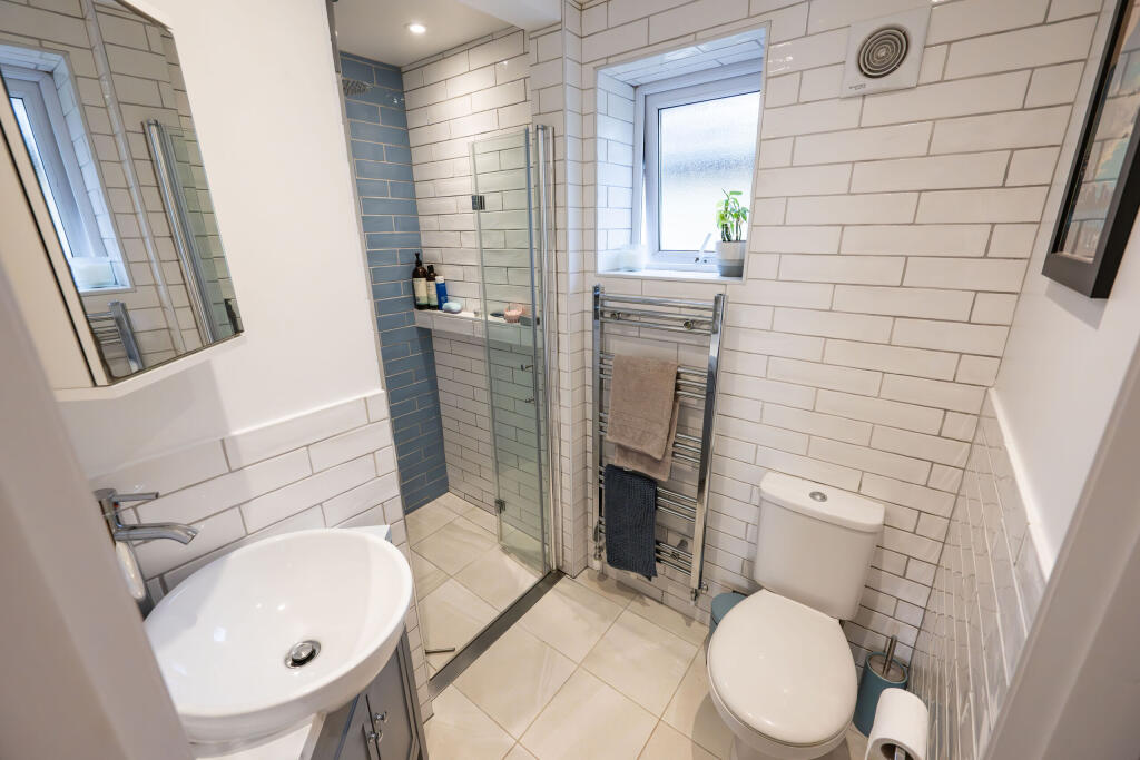 Photo 6 - Ensuite