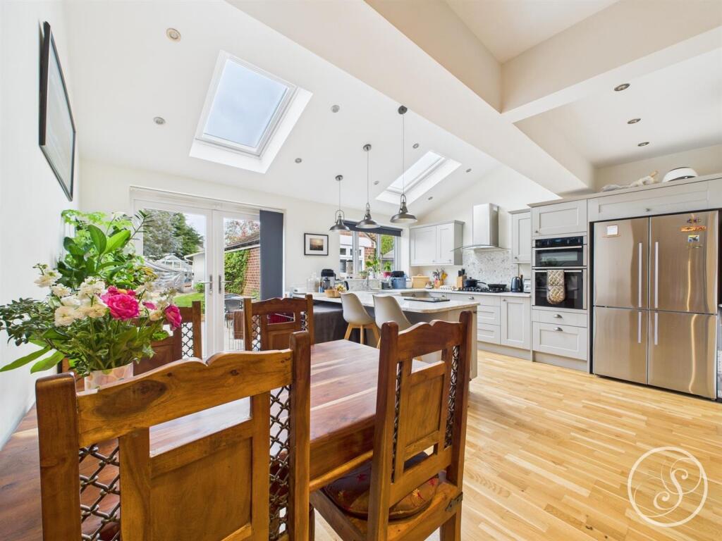 KITCHEN/FAMILY ROOM