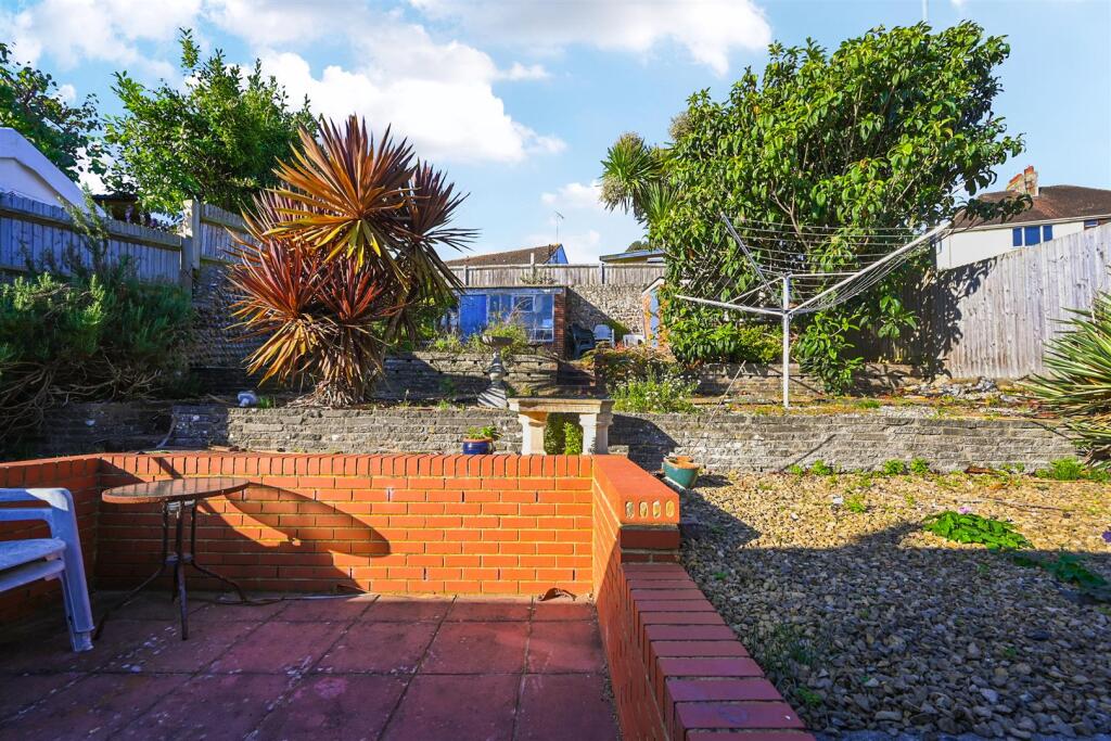 2a Windlesham Close, BN41 (13).jpg