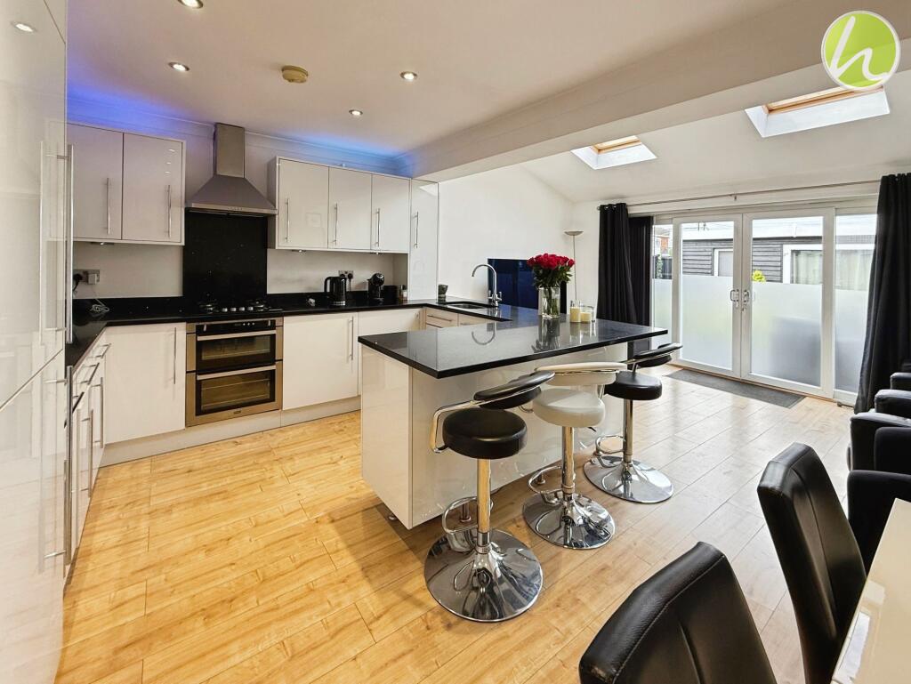 Kitchen/ Dining Room