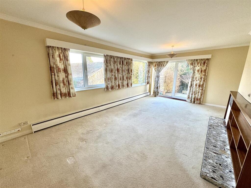 LIVING/DINING ROOM