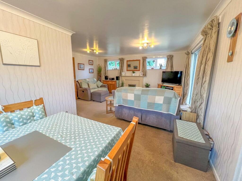 Hill Farm Avenue - Image-19.jpg