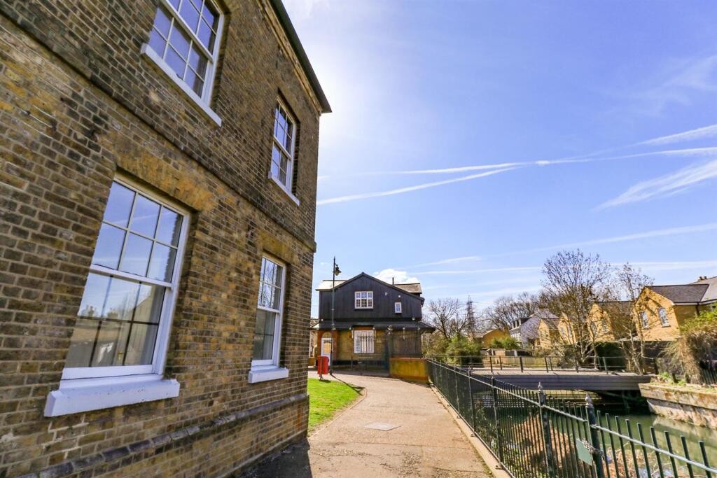 Flat 1 James Lee Square-23.jpg