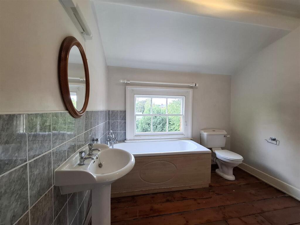 a.bathrom1.jpg