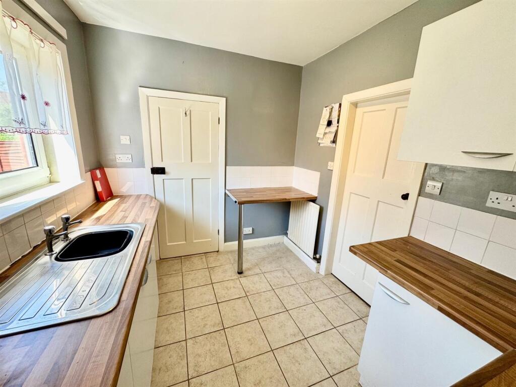 Kitchen 2.jpg
