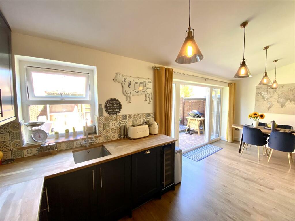 KITCHEN/DINING ROOM