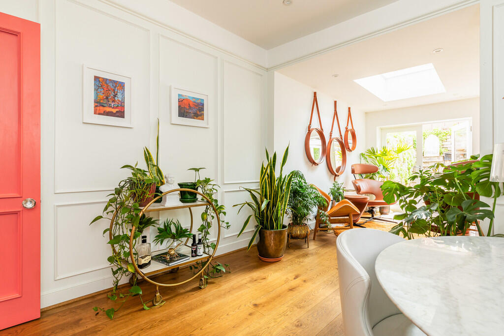 Sitting / Dining ...