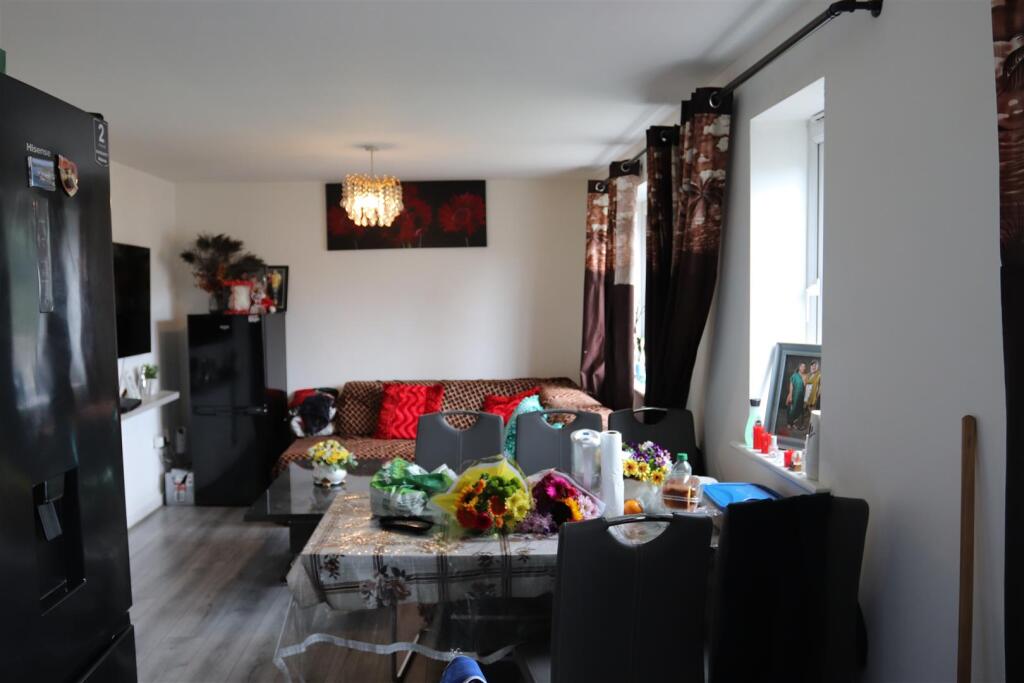 OPEN PLAN LOUNGE/DINER &amp; KITCHEN