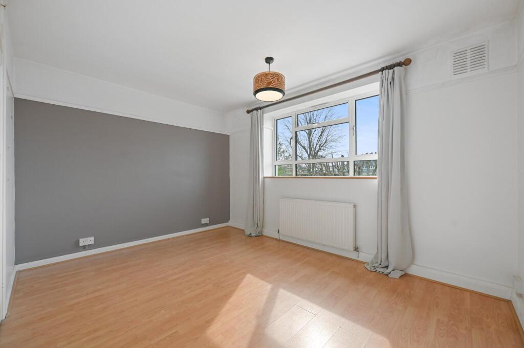 FB - Ashchurch Park Villas - Bedroom3 (1).JPG