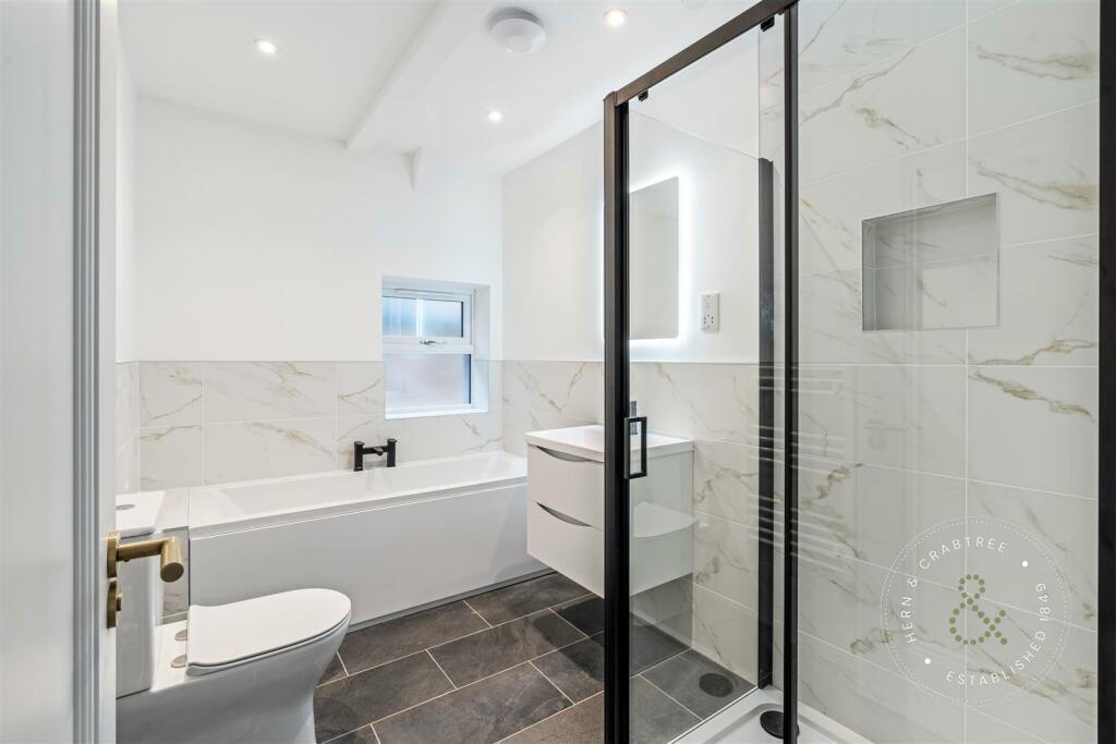 Apt 6 Bathroom..jpg