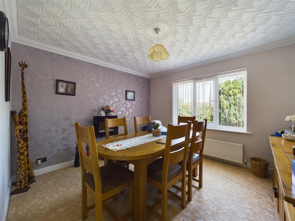 BEDROOM 2/ DINING ROOM