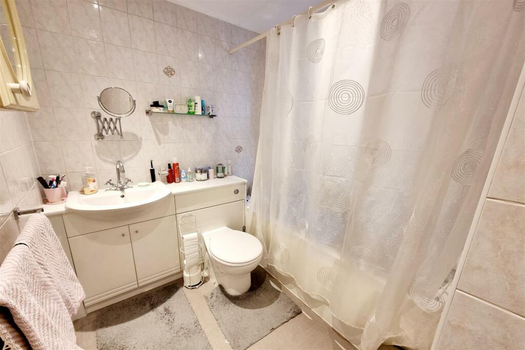 FAMILY BATHROOM: