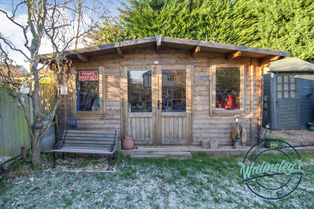 Garden cabin with lighting &amp; power