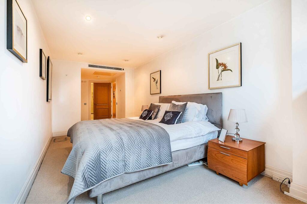 Main Bedroom with En-Suite Bathroom