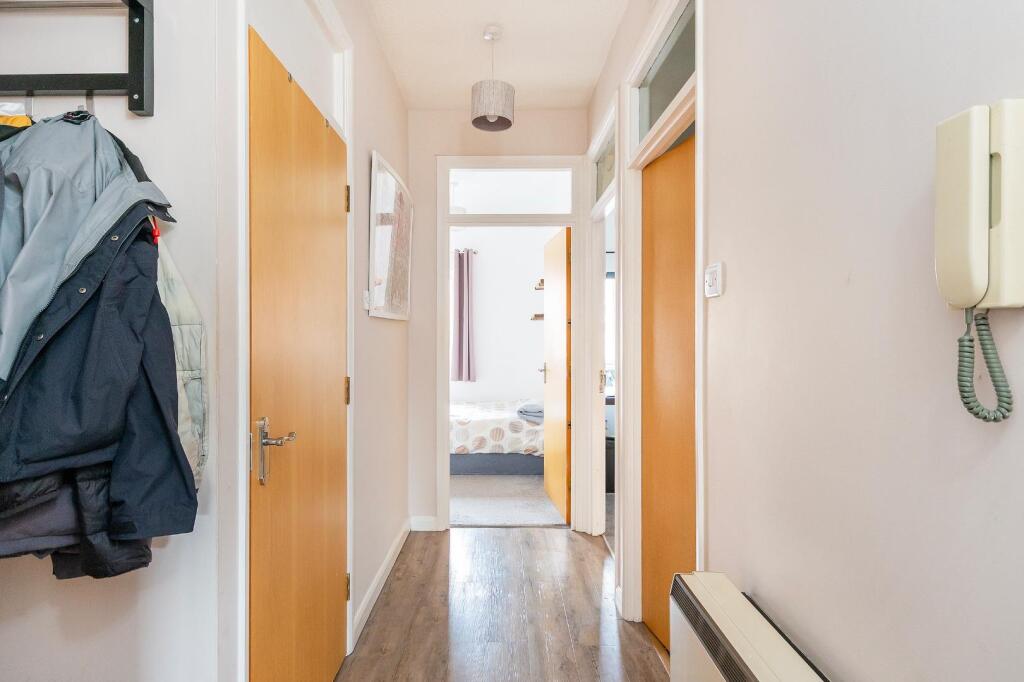 0G6CRE - Hallway B.jpg
