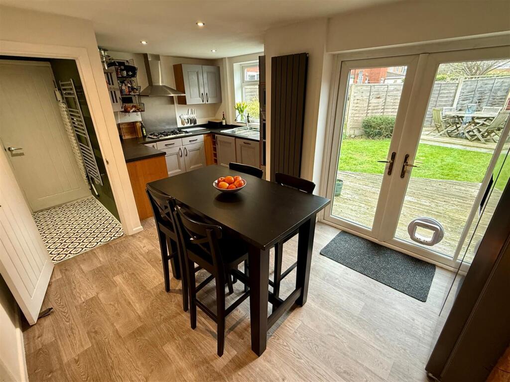 CR9 Dining Kitchen.jpg