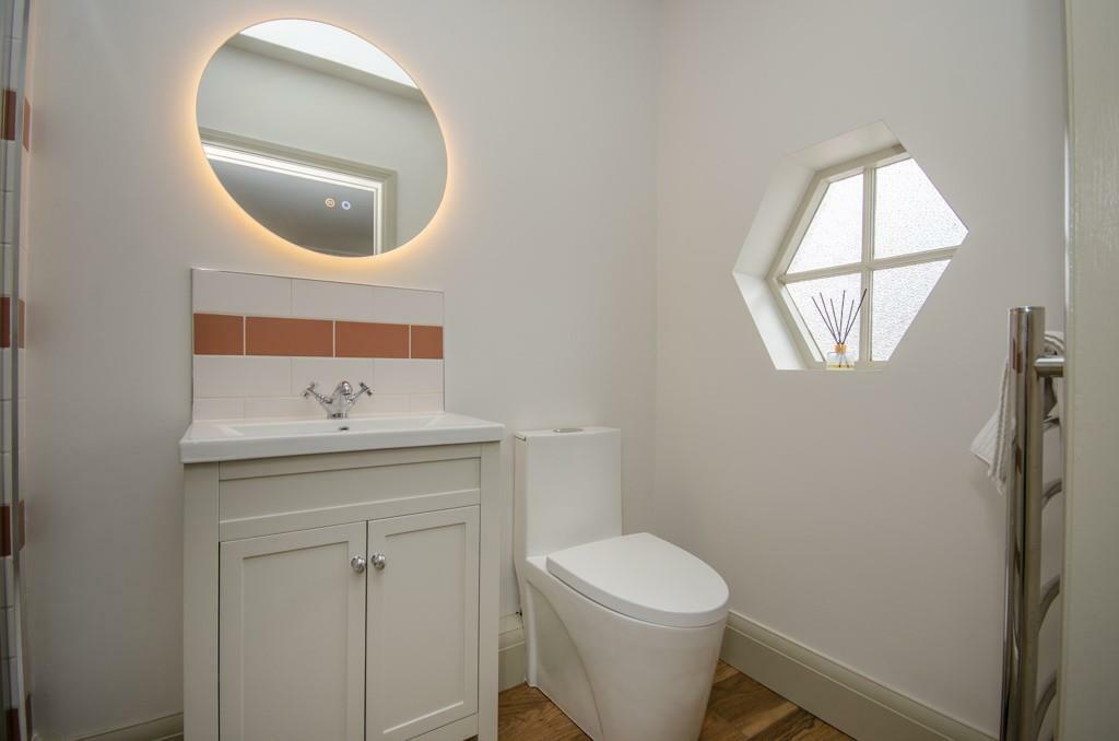 Bed 3 ensuite pic 2.jpg