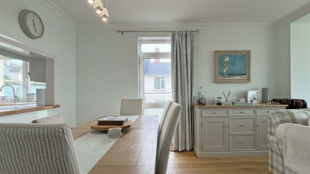 new lounge diner.jpg