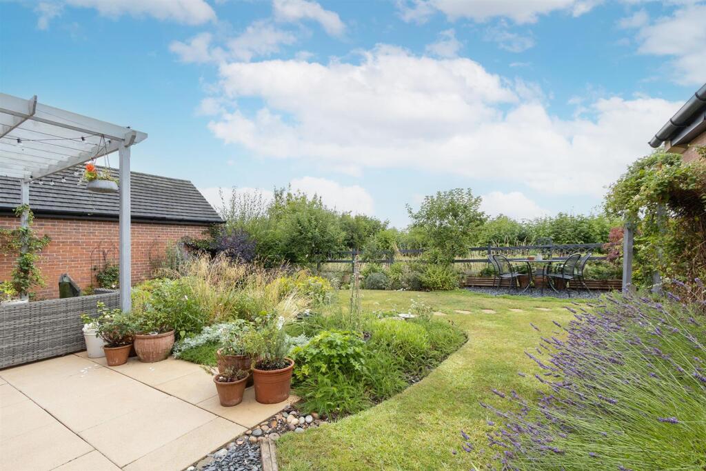 4 Buttercup Close, Lutterworth (17).jpg