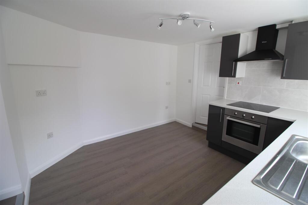 Kitchen Diner (2).JPG