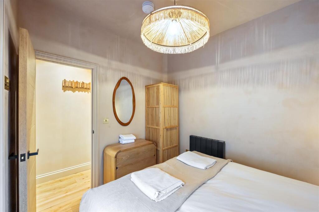 7B Queen Sq Bedroom 2b.jpeg