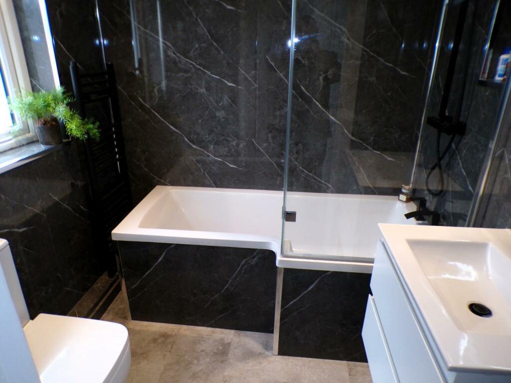LaycockGv7bath1.JPG