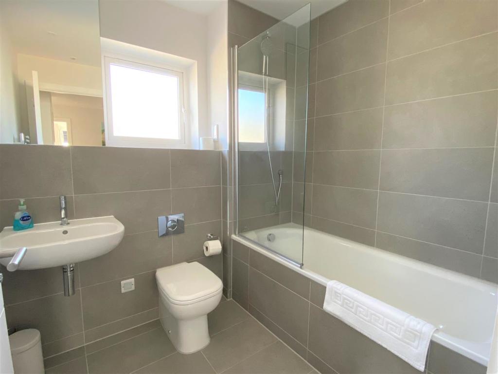 6 Kelsey Drive Bathroom