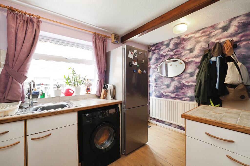 Great sized kitchen space
