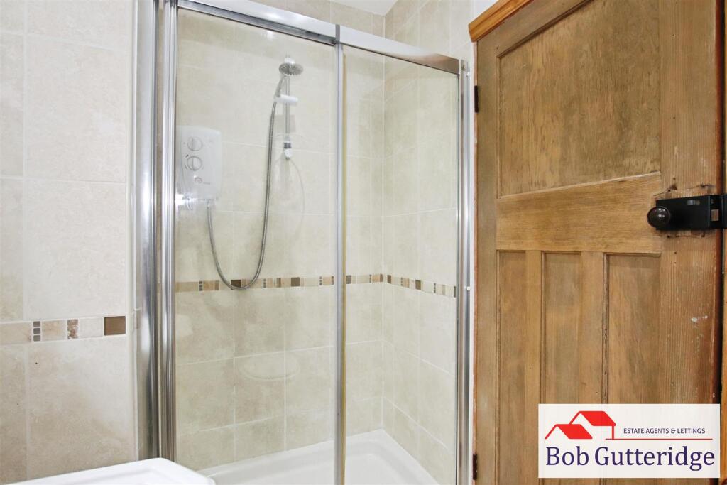EN-SUITE SHOWER ROOM