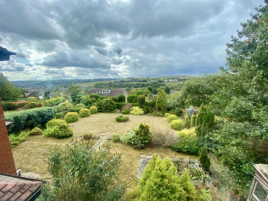 Bramleys Estate Agents - Meadow Bank Crescent - Mi