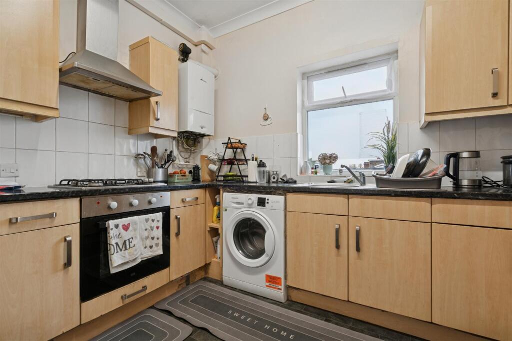 10b Tooting High Street SW17 0RG kitchen 2.jpg